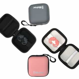 Zatyczki do uszu Biohac Trisilence w pudrowo-różowym etui z otwartymi przegrodami, pokazujące różowe silikonowe zatyczki ochronne